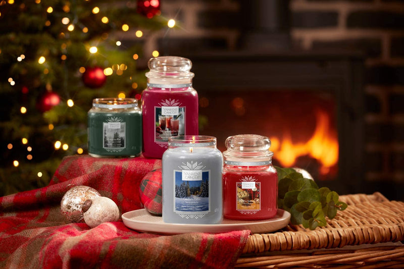 Yankee Candle Medium Jar Scented Candle, Candlelit Cabin, Alpine Christmas Collection, Up to 75 Hours Burn Time