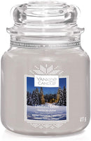 Yankee Candle Medium Jar Scented Candle, Candlelit Cabin, Alpine Christmas Collection, Up to 75 Hours Burn Time